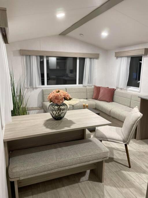 Garden Guest House Hovik ภายนอก รูปภาพ
