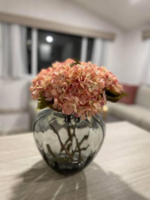 Garden Guest House Hovik ภายนอก รูปภาพ
